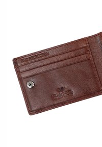 Cartera de cuero marrón con protección RFID, múltiples compartimentos para tarjetas, cierre a presión y detalle del logo en relieve. Textura suave, diseño compacto.