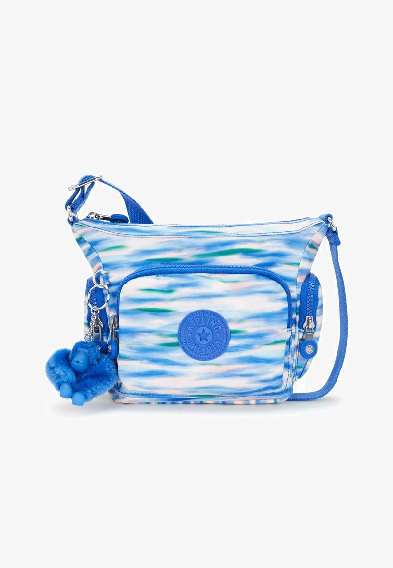 Blå mønstrete crossbody taske med en fuzzy blå abe nøglering, der har en frontlomme og lynlås, lavet af slidstærkt stof.