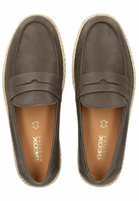 Brune læder loafers med en syet rem over fronten, jute-lignende sål og glat tekstur; brandet inderside.