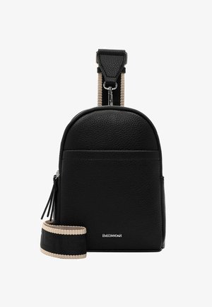 Sac à dos en cuir noir texturé, de forme arrondie, avec une fermeture zippée, une bandoulière réglable et un accent logo.