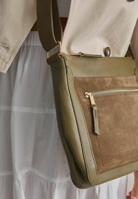 Next POCKET MESSENGER - REGULAR FIT - Rankinė per petį - khaki green