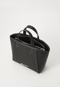 Schwarze Leder-Tote-Tasche mit strukturierter Form, weißen Nähten und doppelten Griffen. Verfügt über einen Reißverschluss und mehrere Fächer.