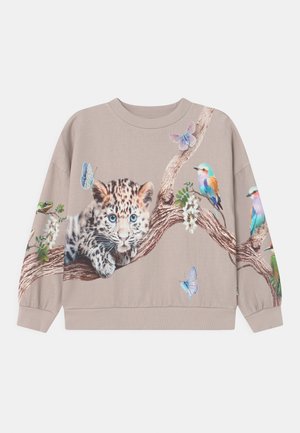 Sweat-shirt beige avec un bébé léopard imprimé sur une branche, des oiseaux colorés, des papillons et des fleurs blanches sur le devant et les manches.
