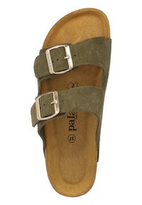 Sandale en daim vert olive avec deux boucles en argent ajustables, semelle en liège et semelle texturée. Nom de la marque imprimé sur la semelle intérieure.