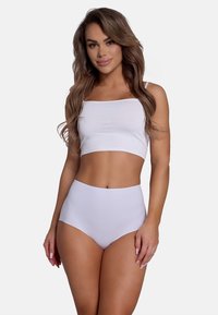 Top blanc court avec des bretelles fines et un short taille haute violet clair. Tissu lisse, design simple et sans motifs ni accessoires visibles.
