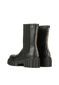 Botas de cuero negras hasta el tobillo con paneles laterales elásticos, suelas de goma gruesas y detalle de cadena dorada en la parte trasera. Diseño de tacón plano.