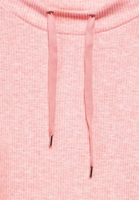 Hoodie rose clair avec texture côtelée, dotée de cordons de serrage et d'aglets en métal argenté. Tissu doux, design décontracté et col rond.