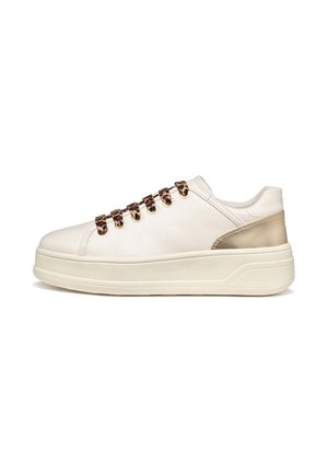 Sneaker bianca a bassa altezza con suola spessa, lacci stampa leopardata e dettaglio sul tallone in metallo dorato, mostrata di profilo su sfondo bianco.