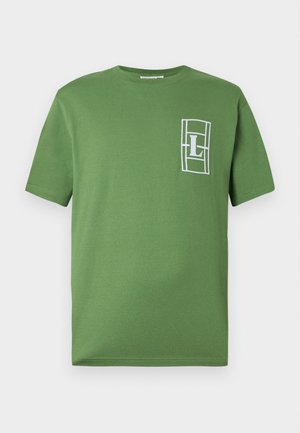 T-shirt en coton vert à manches courtes, col rond et poche avant ornée d'un logo blanc imprimé dans un design rectangulaire.