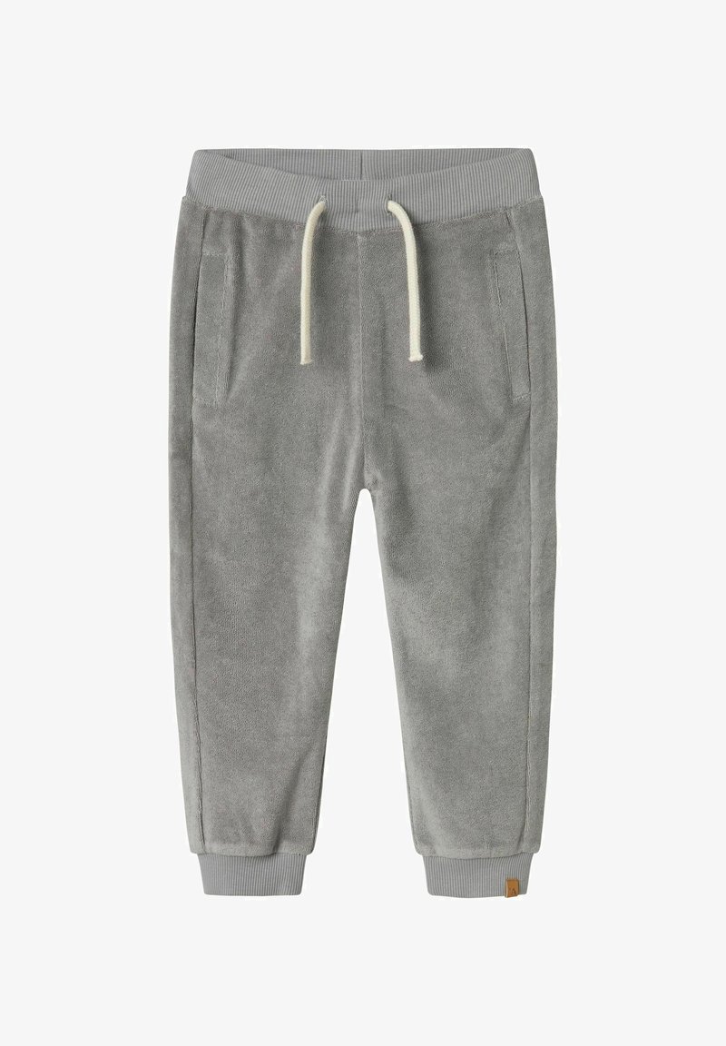 Pilkos sportinės kelnės iš minkštos medžiagos, su elastine liemens juosta ir batas, šoninėmis kišenėmis ir raukšlėtomis antkulknių dalimis.