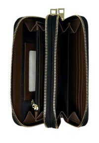 Il portafoglio zip-around presenta pelle testurizzata nera e marrone, hardware in tonalità oro, multiple fessure per carte e un compartimento centrale con zip.