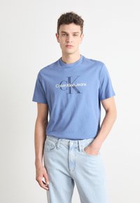 Calvin Klein Jeans HERO MONOGRAM TEE - Camiseta estampada - blue horizon