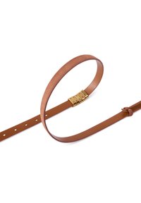 Smeđi kožni remen s glatkom teksturom, s zlatnim metalnim kopčom i više rupa za prilagodljivost.