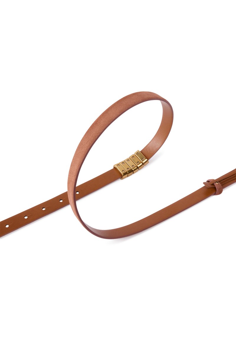 Cintura in pelle marrone con una texture liscia, dotata di una fibbia in metallo color oro e di numerosi fori per una vestibilità regolabile.