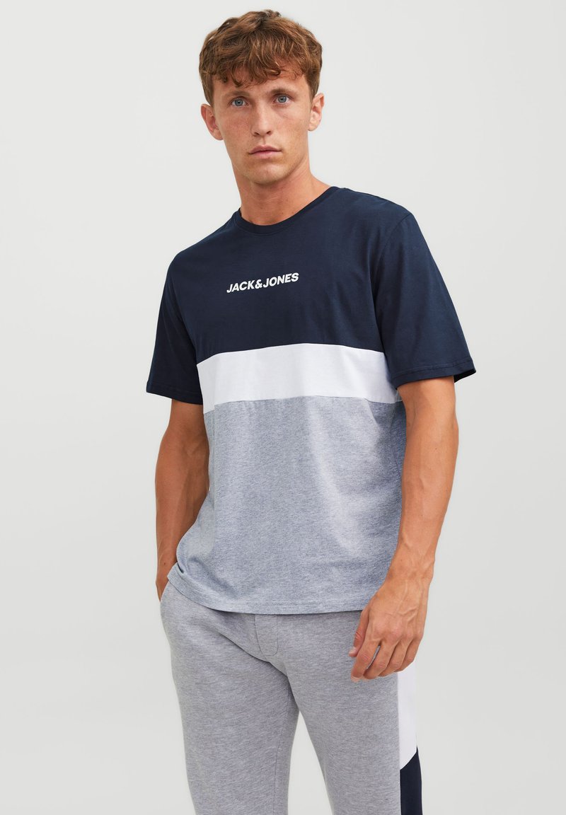 Jack & Jones - JJEREID BLOCKING TEE - T-shirt med print - navy blazer, Förstora