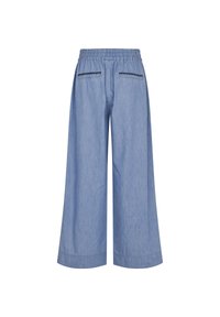 Pantalones de pierna ancha en azul claro, hechos de una tela chambray, con una cinturilla elástica y dos bolsillos traseros con adornos decorativos.