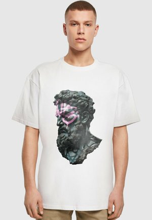 Hvit bomullst-skjorte med et grafisk motiv av en klassisk byste med et rosa graffiti-inspirert design som er overlagt. Løs passform, rund hals.