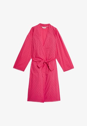 Bata de baño rosa de manga larga hecha de una tela suave, con un diseño envolvente, cinturón de lazo y un pequeño patrón de puntos en toda la prenda.