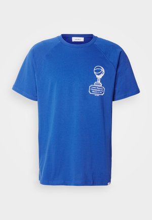 Camiseta de algodón azul con mangas cortas, diseño raglán, que presenta un gráfico de un trofeo de baloncesto blanco y texto en la parte frontal. Textura suave.