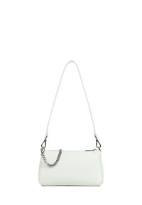 Weiße Schultertasche aus Leder mit schlanker, rechteckiger Form. Verfügt über eine abnehmbare silberne Kettenverzierung und einen verstellbaren Riemen. Reißverschlussverschluss.