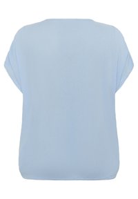 Blouse bleu clair à coupe décontractée, à manches courtes et en tissu lisse et texturé. Encolure ronde simple et ourlet droit.