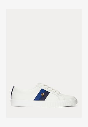 Valge sneaker sinise triibuga, millel on kuldne logo aktsent. Valmistatud siledast nahast, tekstureeritud kummist tallast ja ümmargusest varvaste disainist.