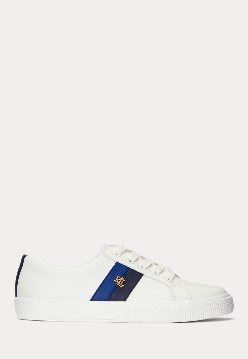 Valge sneaker sinise triibuga, millel on kuldne logo aktsent. Valmistatud siledast nahast, tekstureeritud kummist tallast ja ümmargusest varvaste disainist.