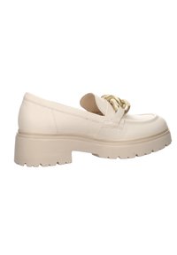 Chaussure beige en cuir à enfiler avec une semelle épaisse, un accent de chaîne à l'avant et une texture lisse. Présente un bout arrondi et un design discret.