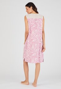 Vestito senza maniche con un motivo a strisce zebrate in rosa e bianco, caratterizzato da una schiena in pizzo cremoso testurizzato e fessure laterali per facilità di movimento.