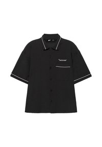 Chemise noire à manches courtes avec boutons, ornée d'un liseré blanc sur le col et les manches, poche avant avec le texte "WATER SIGNS" et des accents étoiles.