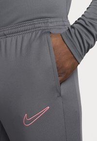 Nike Performance DRI-FIT ACADEMY PANT - Trainingsbroek - iron grey iron grey iron grey sunset pulse