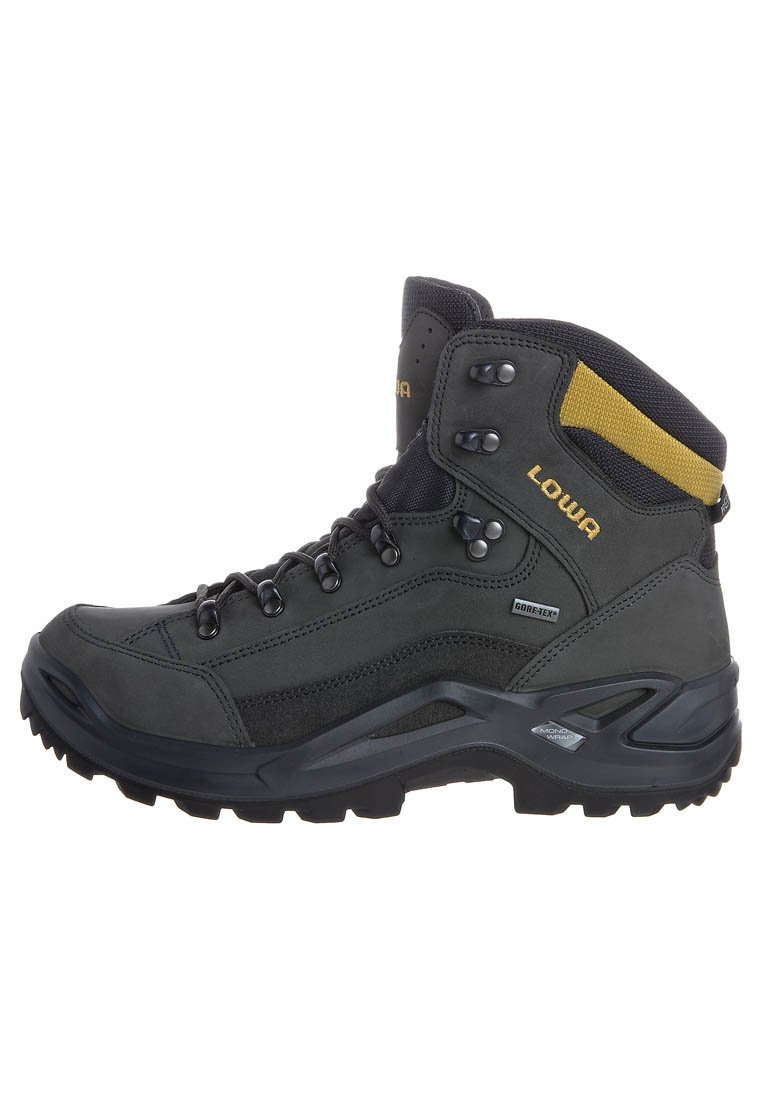Scarpa da trekking alta nera e gialla con suola robusta, ganci metallici per i lacci, etichetta Gore-Tex e nome del marchio Lowa sul lato.