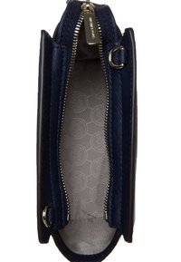 Námořnicky modrá kabelka s texturovaným plátěným povrchem, vybavená zipem na vrchu a vzorovanou světle šedou podšívkou. Obsahuje stříbrné kovové doplňky.