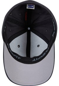 Casquette noire et grise avec une visière incurvée. L'intérieur présente une doublure gris clair. L'étiquette indique la taille S-M. Accents de couture le long du bord.