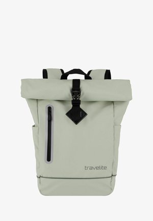 Lichtgroene rolltop rugzak met zwarte accenten, verstelbare banden, voorzak met rits en een logo aan de onderkant. Duurzaam materiaal.