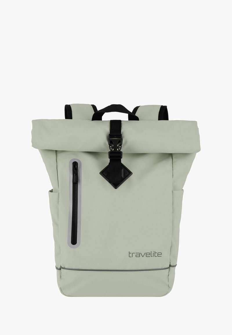 Mochila enrollable verde claro con acentos negros, correas ajustables, bolsillo frontal con cremallera y un logo en la parte inferior. Material duradero.