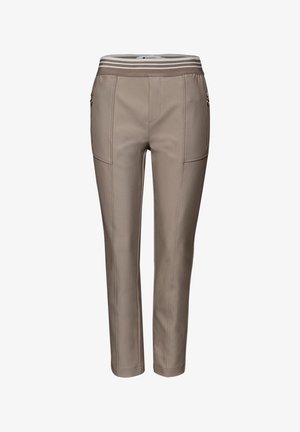 Beige op maat gemaakte broek met een rekbare tailleband met witte horizontale strepen, zijzakken en een gladde, gestructureerde stof.