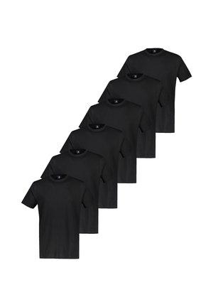 Seks ensfarvede sorte t-shirts med korte ærmer og rund hals, arrangeret i et overlappende faldende mønster på en hvid baggrund.