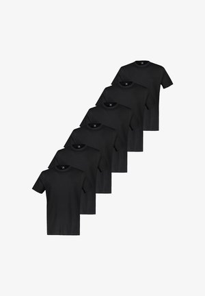 Zes effen zwarte t-shirts met korte mouwen en ronde hals, gerangschikt in een overlappend, aflopend patroon op een witte achtergrond.