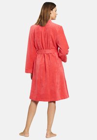 Korallenroter Bademantel aus weichem Frottee, mit langen Ärmeln, einem Taillengürtel und knielangem Design mit abgerundetem Saum.