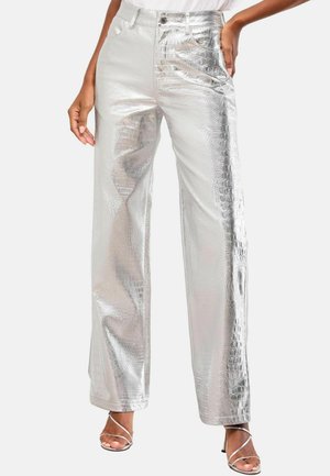 Sudraba augstā jostasvieta bikses ar krokodila tekstūru; plats kāju griezums; metāliska apdare; saskaņotas ar sudraba sandālēm uz siksnām.