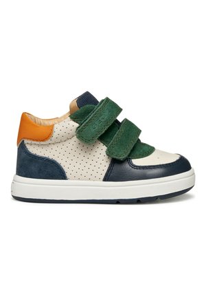 Baskets multicolores avec cuir beige perforé, sangles en tissu vert, accents bleu marine et talon orange. Semelle en caoutchouc blanche. Fermeture Velcro.