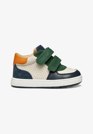 Multikleurige sneaker met geperforeerd beige leer, groene stoffen banden, marineblauwe accenten en een oranje hiel. Witte rubberen zool. Klittenbandsluiting.