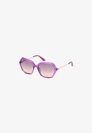 Lunettes de soleil hexagonales violettes avec des verres dégradés, présentant une monture transparente et des accents métalliques sur les branches.