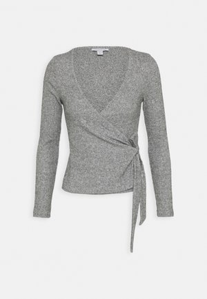 Šedý pletený top se zavinovacím stylem, dlouhými rukávy, výstřihem do V a páskem v pase. Měkká textura a přiléhavý střih.