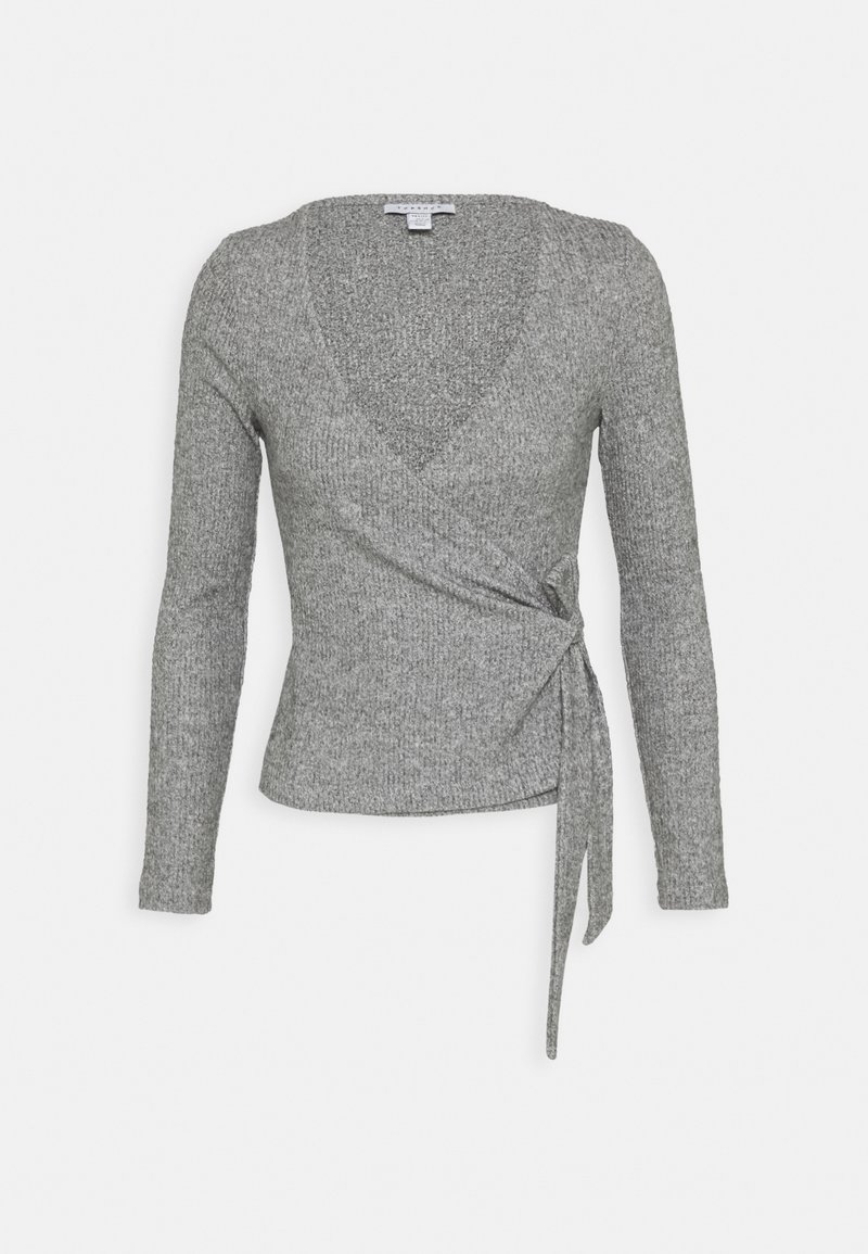 Grå strikket wrap-top med lange ærmer, V-hals og bindedetalje ved taljen. Blød tekstur og tætsiddende design.