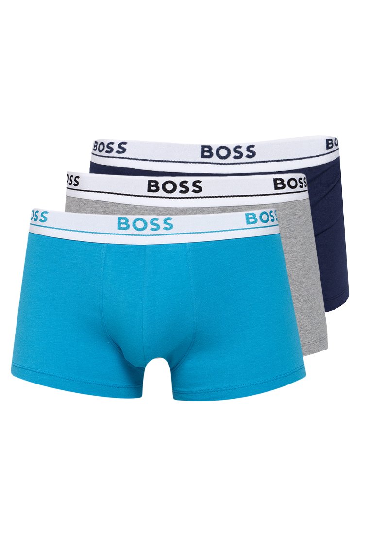 Trois paires de boxers ajustés en turquoise, gris et marine, avec des ceintures élastiques contrastantes portant la marque "BOSS" imprimée.