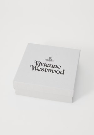 Sivi kartonski kutija s poklopcem na šarku, s natpisom "Vivienne Westwood" u podebljanom crnom fontu i malim logom iznad njega.