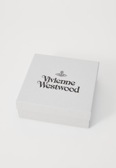 Γκρι χαρτονένιο κουτί με καπάκι που ανοίγει, με την επιγραφή "Vivienne Westwood" σε εντυπωσιακή μαύρη γραμματοσειρά και ένα μικρό λογότυπο από πάνω.