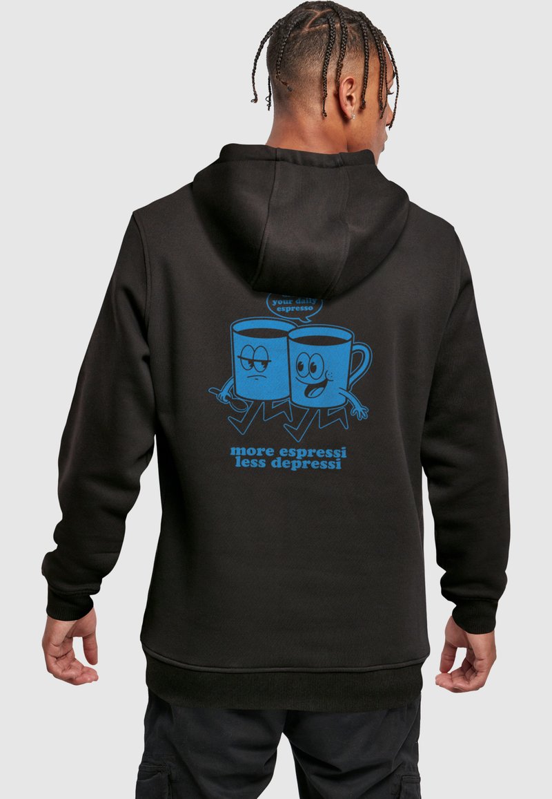 Svart hettegenser med blå tegneserie-kaffekopper på baksiden, med teksten "mer espressi, mindre depressi" under. Fleece tekstur.
